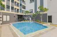 Swimming Pool RedLiving Apartemen Jakarta Living Star - BoboRooms