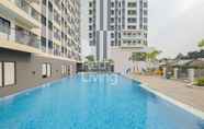 Kolam Renang 3 RedLiving Apartemen Jakarta Living Star - BoboRooms