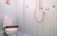 Toilet Kamar 5 Nice and Comfortable 1BR Apartment at Cinere Resort By Travelio