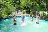 Kolam Renang Me Bungalow Beach Resort