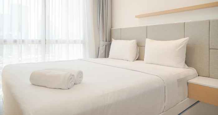 Bilik Tidur Comfy and Minimalist 1BR Ciputra World 2 Apartment By Travelio