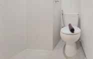 Toilet Kamar 4 Homey and Scenic Studio Barsa City Apartment By Travelio