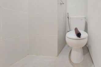 In-room Bathroom 4 Homey and Scenic Studio Barsa City Apartment By Travelio