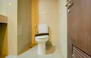 Toilet Kamar 5 Modern Look Studio at H Residence Apartment By Travelio