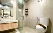 In-room Bathroom 7 Cozy Living 2BR at Pollux Chadstone Apartment By Travelio