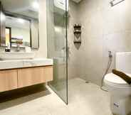 Toilet Kamar 7 Cozy Living 2BR at Pollux Chadstone Apartment By Travelio