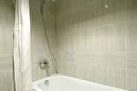 Toilet Kamar Modern Look 1BR at Apartment Vasanta Innopark By Travelio