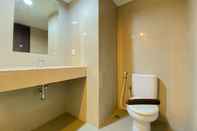 Toilet Kamar Cozy Stay Studio at Apartment at H Residence By Travelio