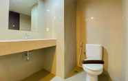 Toilet Kamar 5 Cozy Stay Studio at Apartment at H Residence By Travelio