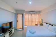 Kamar Tidur Cozy Stay Studio at Apartment at H Residence By Travelio