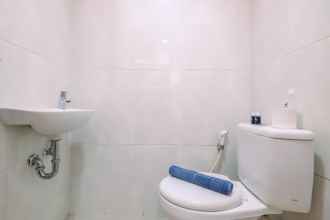 Toilet Kamar 4 Homey and Best Deal Studio Evenciio Margonda Apartment By Travelio