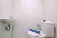 Toilet Kamar Homey and Best Deal Studio Evenciio Margonda Apartment By Travelio