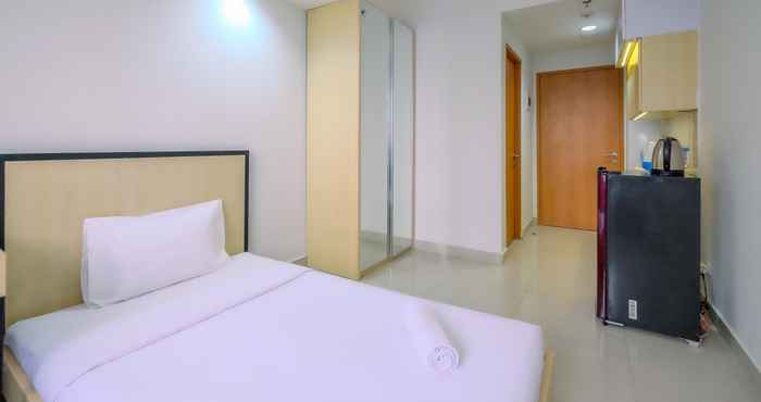 Kamar Tidur Homey and Best Deal Studio Evenciio Margonda Apartment By Travelio