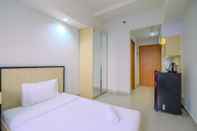 Kamar Tidur Homey and Best Deal Studio Evenciio Margonda Apartment By Travelio