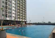 สระว่ายน้ำ 7 Nice and Fancy 2BR Osaka Riverview PIK 2 Apartment By Travelio