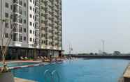 สระว่ายน้ำ 7 Nice and Fancy 2BR Osaka Riverview PIK 2 Apartment By Travelio