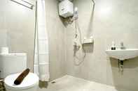 In-room Bathroom Comfortable and Great Deal Studio Pollux Chadstone Apartment By Travelio