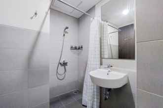 In-room Bathroom 4 Nice and Best Homey Studio at Bintaro Icon Apartment By Travelio