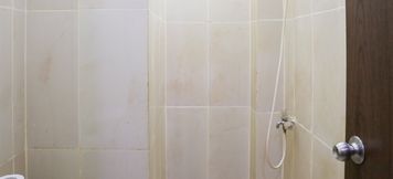 Toilet Kamar 4 Relaxing 1BR at Apartment Northland Ancol By Travelio