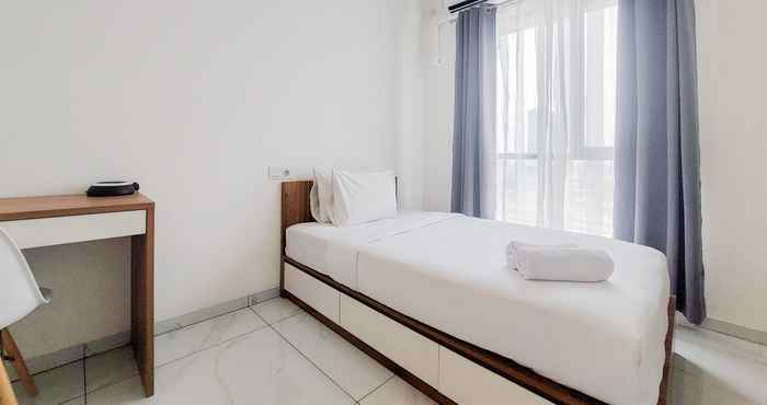 Kamar Tidur Nice and Modern Studio at Sky House Alam Sutera Apartment By Travelio