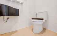 Toilet Kamar 5 Nice and Modern Studio at Sky House Alam Sutera Apartment By Travelio