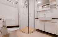 Toilet Kamar 7 Homey and Exclusive 3BR Sky House BSD Apartment By Travelio