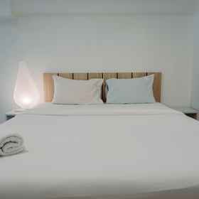 Bedroom 1 Cozy Living and Modern Studio Loft at Kingland Avenue Apartment By Travelio, Rumah Sakit OMNI Internasional Hotels