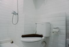 客室内バスルーム 5 Cozy Living and Modern Studio Loft at Kingland Avenue Apartment By Travelio