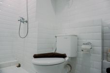 客室内バスルーム Cozy Living and Modern Studio Loft at Kingland Avenue Apartment By Travelio