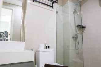 In-room Bathroom 4 Homey and Spacious Studio at Daan Mogot City Apartment By Travelio