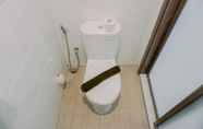 Toilet Kamar 4 Restful and Cozy Studio Sky House Alam Sutera Apartment By Travelio