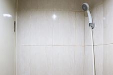 Phòng tắm bên trong Comfort Living Studio at Apartment Osaka Riverview PIK 2 By Travelio