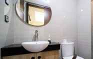 In-room Bathroom 6 Strategic and Spacious 2BR at The Linden Apartment By Travelio
