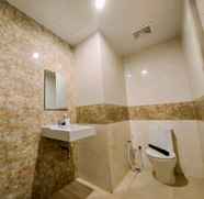 In-room Bathroom 5 Comfort Stay Studio Apartment at Mataram City By Travelio