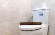Toilet Kamar 5 Best and Warm Studio at Menteng Park Apartment By Travelio
