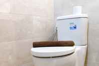 Toilet Kamar Best and Warm Studio at Menteng Park Apartment By Travelio