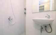 Toilet Kamar 5 Nice and Simply Studio at Tokyo Riverside PIK 2 Apartment By Travelio