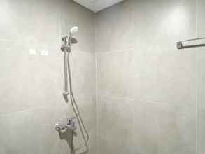 Toilet Kamar 4 Enjoy and Homey Living Studio Pollux Chadstone Apartment By Travelio