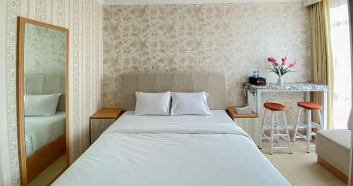 Kamar Tidur Modern Look and Comfy Studio Menteng Park Apartment By Travelio