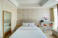 Kamar Tidur Modern Look and Comfy Studio Menteng Park Apartment By Travelio