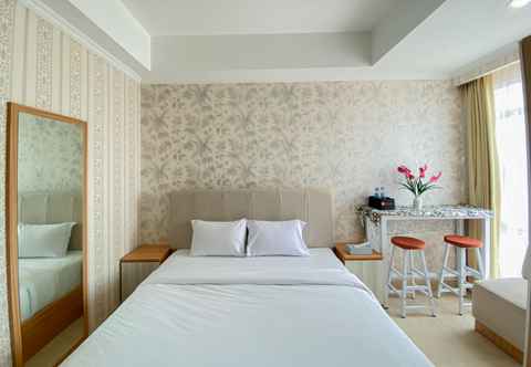 Bedroom Modern Look and Comfy Studio Menteng Park Apartment By Travelio