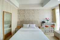 Bedroom Modern Look and Comfy Studio Menteng Park Apartment By Travelio