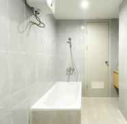 Toilet Kamar 5 Combined and Spacious 1BR Vasanta Innopark Apartment By Travelio