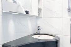 客房浴室 Nice Studio and Best Choice at Sky House BSD Apartment By Travelio