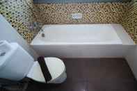 Toilet Kamar Homey 1BR with Extra Room at Aryaduta Residence Surabaya Apartment By Travelio