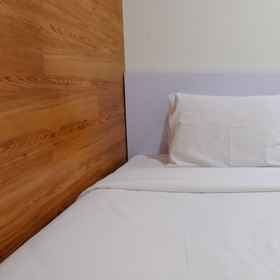 Bedroom 1 รูปลักษณ์ทันสมัย 2BR ที่ Parahyangan Residence Apartment โดย Travelio, โรงแรม & ที่พัก Liberta Physio