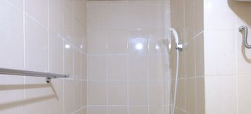 客房内浴室 5 Modern and Homey Designed 2BR Apartment Parahyangan Residence By Travelio