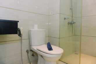 Toilet Kamar 4 Comfort and Nice 1BR at Brooklyn Alam Sutera Apartment By Travelio