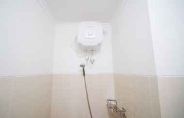 Toilet Kamar 2 Comfy and Tidy Studio at Bale Hinggil Apartment By Travelio