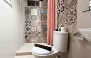 In-room Bathroom 6 Stylish Studio Room at Vida View Makassar Apartment By Travelio